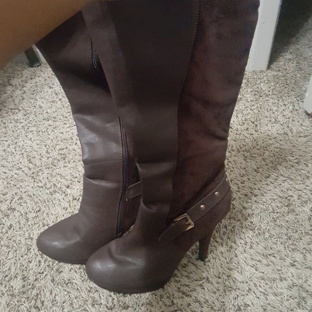 Boot - Picture 2 of 5